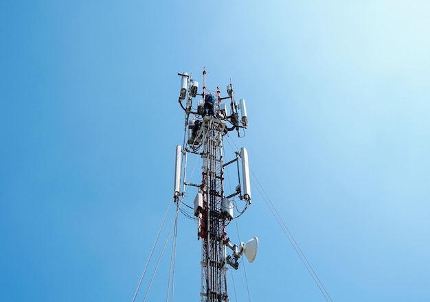 Os trabalhadores estão trabalhando na torre de antena de 5g para manter o trabalhador técnico de antena celular