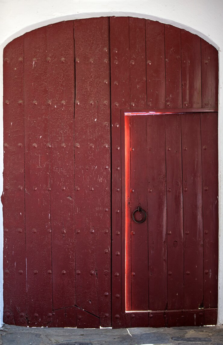 Foto os traços do tempo dos séculos passados são claramente visíveis na porta de madeira velha