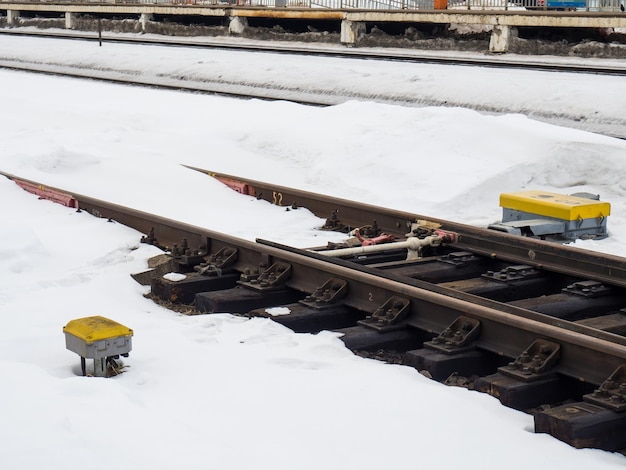 Os trilhos da estrada de ferro estão cobertos de neve Os trilhos estão cobertos de neve