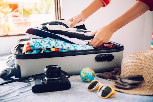 Os turistas estão fazendo as malas para a viagem.