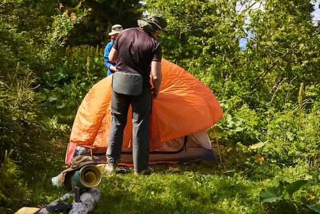 Os turistas montaram uma barraca no acampamento na floresta