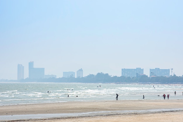 Os turistas na praia nos feriados em Cha am praia.