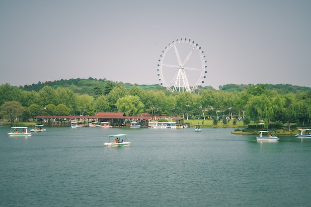 Os turistas no parque estão navegando na água