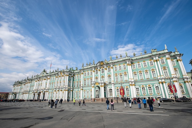 Os turistas visitam a Catedral de São Xavier em Moscou durante o longo fim de semana.