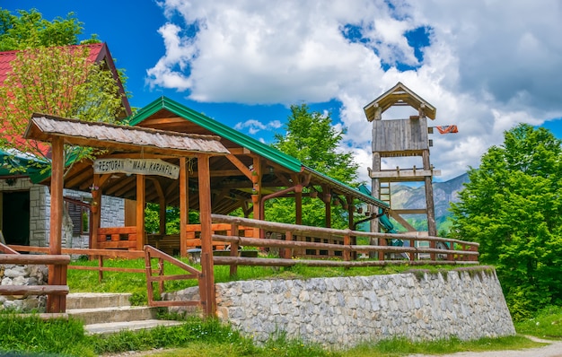 Os turistas visitaram o restaurante, localizado na planície entre as altas montanhas cobertas de neve.