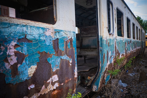 Os vagões velhos do trem em uma estação abandonada.