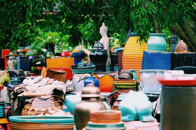 Foto os vasos de cerâmica artesanais coloridos