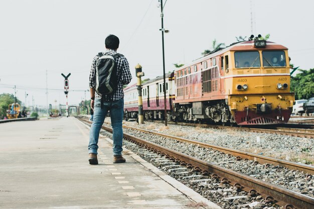 Os viajantes estão andando na estação de trem.