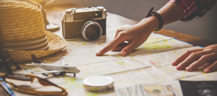 Foto os viajantes planejam uma viagem pesquisando a rota no mapa e procurando informações na internet.