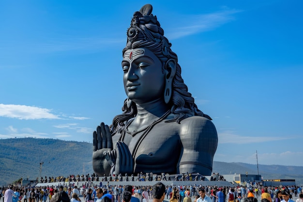 Foto os visitantes admiram os centros de yoga isha e a estátua de adiyogi shiva