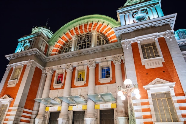 OSAKA, JAPÃO - 11 de maio de 2018 - Osaka Central Public Hall à noite. Feito de tijolo vermelho com o estilo ocidental. Osaka, Japão