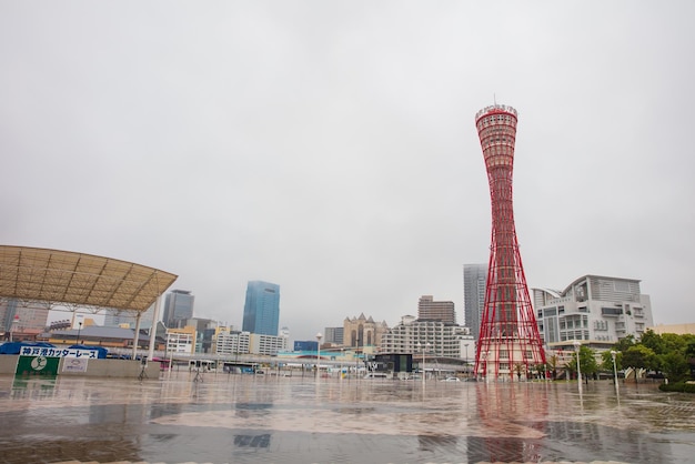 OSAKA, JAPÃO - 13 DE MAIO DE 2018: vista de Kobe Port Tower e cidade