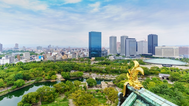 OSAKA, JAPAN - 11. SEPTEMBER 2016: Landschaft vom Dach des Osaka Castle Main Tower, Japan