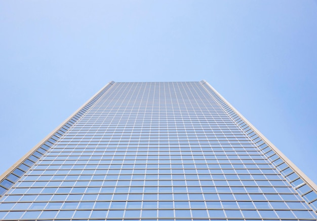 Osaka, Japan Mai - 24, 2019: Glasgebäude Büro unter strahlend blauem Himmel.