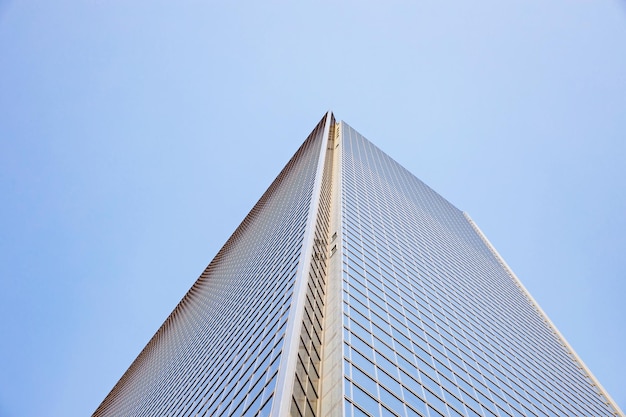 Osaka, Japão maio - 24, 2019: Escritório de construção de vidro sob céu azul brilhante.