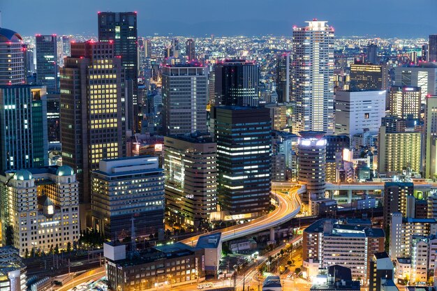 Osaka, Japón, 13 de septiembre de 2015: - ciudad urbana de la ciudad de Osaka por la noche