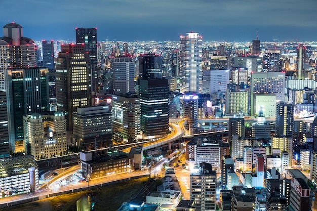 Osaka, Japón, 13 de septiembre de 2015: - ciudad urbana de la ciudad de Osaka por la noche