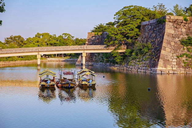 Osaka, Japón - 24 de mayo de 2019: Barco en el parque del castillo de Osaka