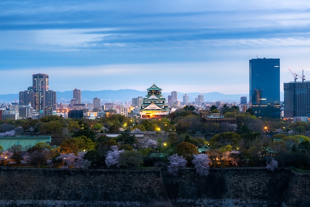 Osaka-Schloss mit Kirschblüte und Geschäftsgebiet in Osaka, Japan.