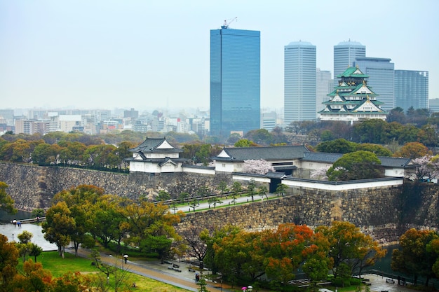 Foto osaka-schloss mit stadtbild