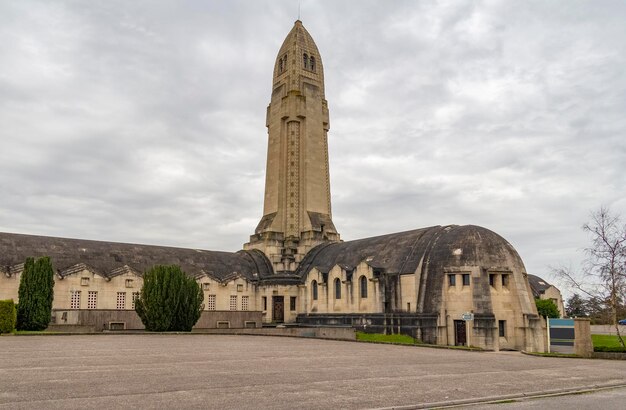 Foto osario de douaumont en francia