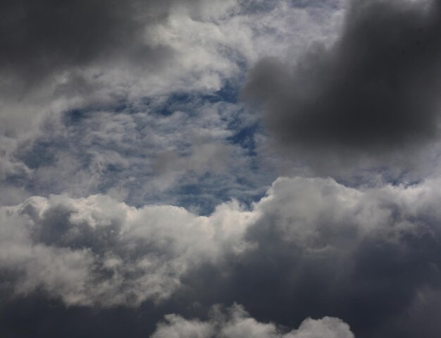 Oscuras nubes de tormenta antes de la lluvia