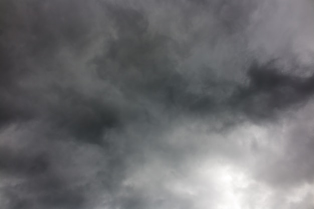 Oscuras nubes de tormenta antes de la lluvia