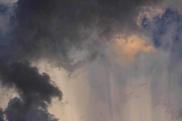 Oscuras nubes de tormenta antes de la lluvia