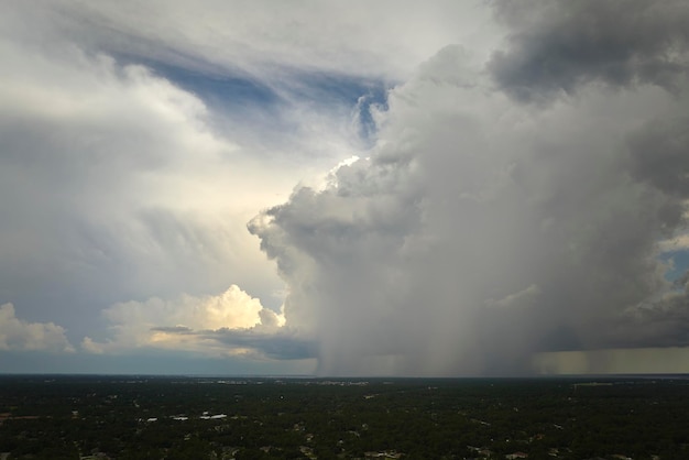 Oscuras nubes tormentosas formándose en un cielo sombrío durante la temporada de fuertes lluvias en el área suburbana de la ciudad