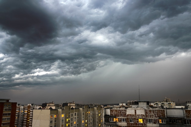 Oscuras y poderosas nubes de tormenta sobre la ciudad