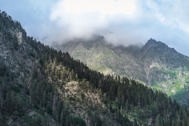 Oscuras rocas y nubes. Cáucaso, Dombai, Karachay-Cherkessia