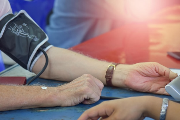 Oscurecimiento del brazo del paciente durante la medición de la presión arterial en la consulta médica Unidad médica móvil