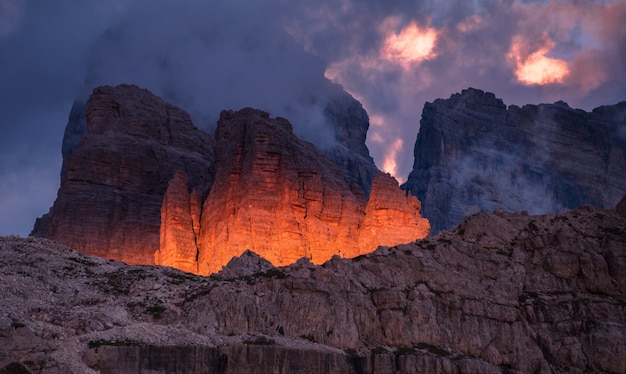 Oscuro Puesta de sol en los Dolomitas