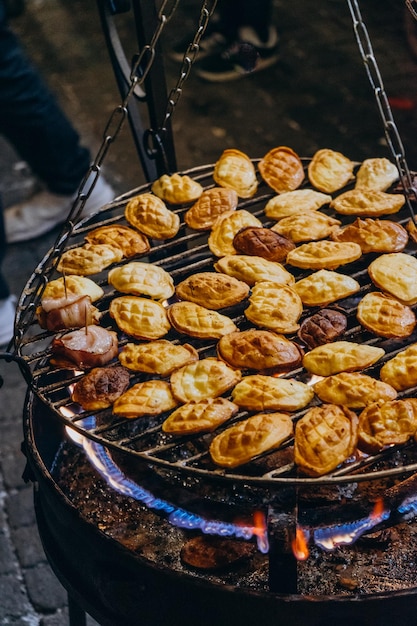 Foto oscypek ist traditionelles polnisches straßenessen geräucherter ziegenkäse mit süßer himbeermarmelade straßenessen auf dem weihnachtsnachtmarkt gebackener käse mit marmelade auf offenem feuer