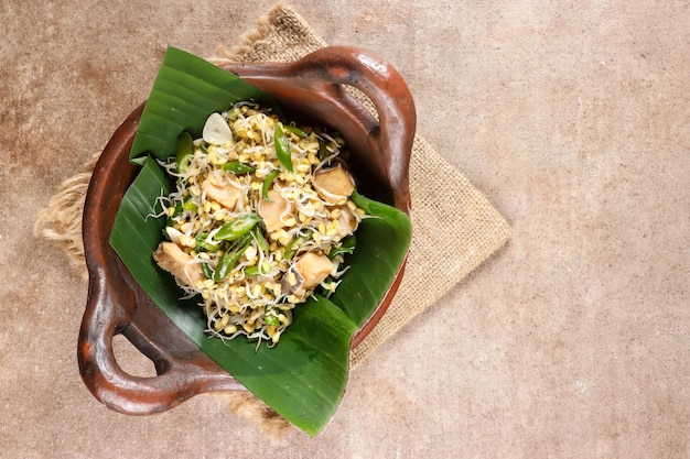 Oseng taoge o kecambah jambal roti o brotes de soja salteados con pescado salado.