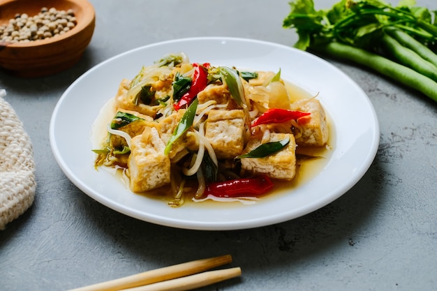 Oseng tauge. Rebento de feijão frito indonésio misturado com tofu frito