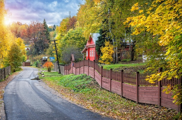 Osennij pejzaz s krasnym domikom Herbstlandschaft mit einem roten Haus