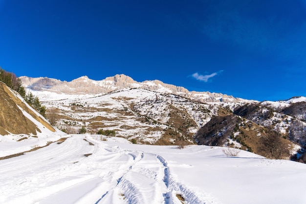 Foto osetia del norte es montañosa en invierno. paisaje de montaña cubierto de nieve. panorama del paisaje invernal. zona turística. vista panorámica de las rocas.