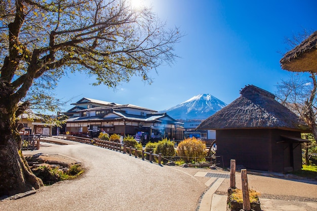 Foto oshino japão 14 de novembro de 2023 os turistas visitam oshino hakkai com o fundo do monte fuji, uma pequena aldeia na região do lago com 8 lagoas localizadas entre o lago kawaguchiko e yamanakako