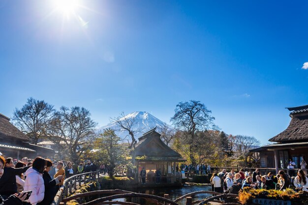 Foto oshino japón 14 de noviembre de 2023 los turistas visitan oshino hakkai con el fondo del monte fuji, un pequeño pueblo en la región del lago con 8 estanques ubicados entre el lago kawaguchiko y yamanakako.