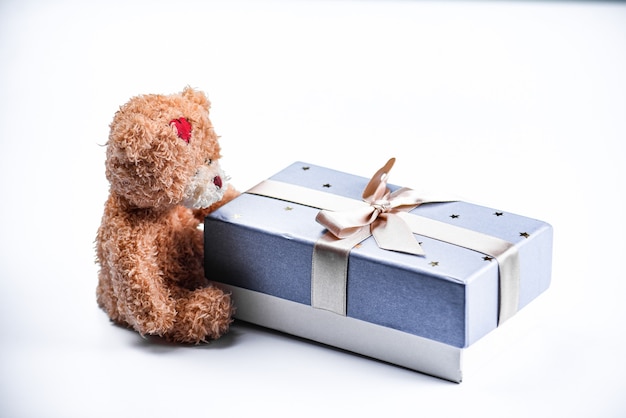 Foto osito de peluche con caja de regalo