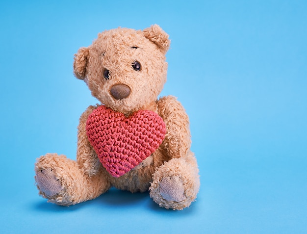 Osito de peluche con un corazón rojo