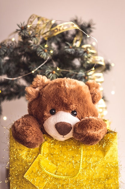 Osito de peluche con decoración navideña de regalo y regalos