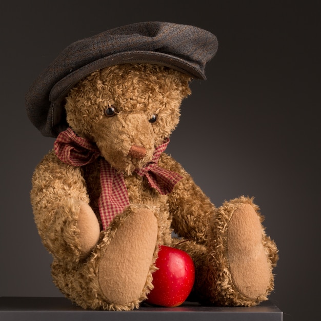 Osito de peluche con manzana roja