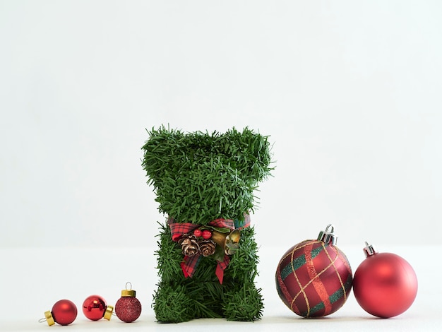 Osito de peluche navideño y adornos