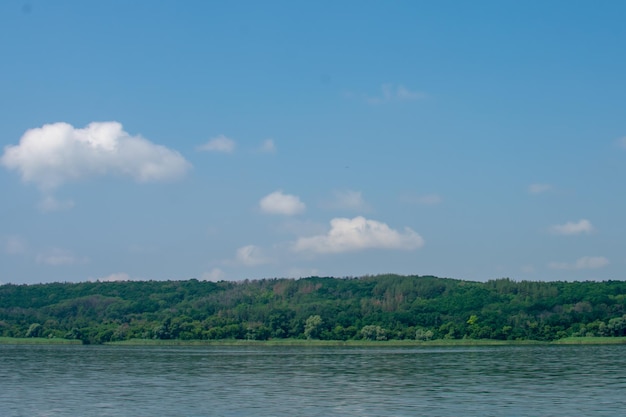 Oskol Ucrania Gran río Oskol en el este de Ucrania Hermoso paisaje del río contra el telón de fondo del bosque y el cielo azul