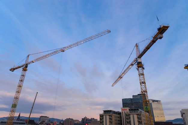 Oslo, Noruega - 6 de janeiro de 2017: Arquitetura moderna de negócios em construção no centro de Oslo, Noruega.