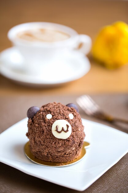 Foto oso de cara de pastel de chocolate; dulces y bebidas