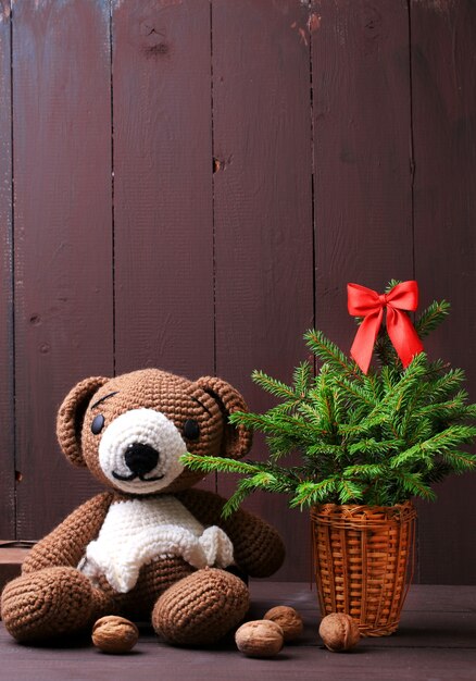 Foto oso de invierno de navidad con abeto y guirnalda brillante