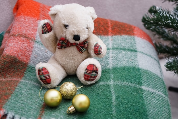 Foto oso de peluche y adornos navideños, cuadros cuadros rojo verde